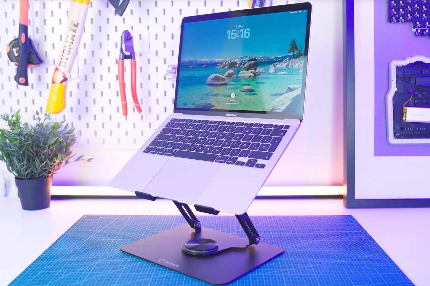 높이 조절이 되는 알루미늄 노트북 거치대 위에 올려 둔 노트북