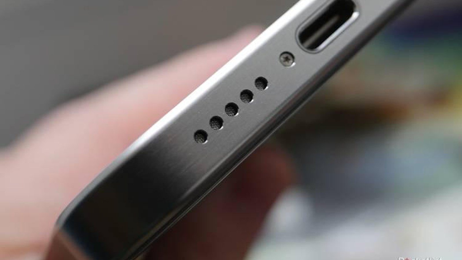 아이폰 하단 스피커 구멍과 USB-C 포트 근접 사진